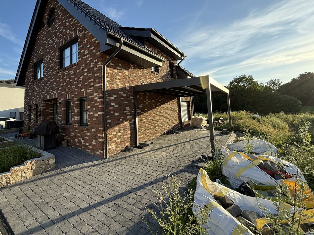 Einfamilienhaus aus Klinker mit neuem Carport an der Einfahrt