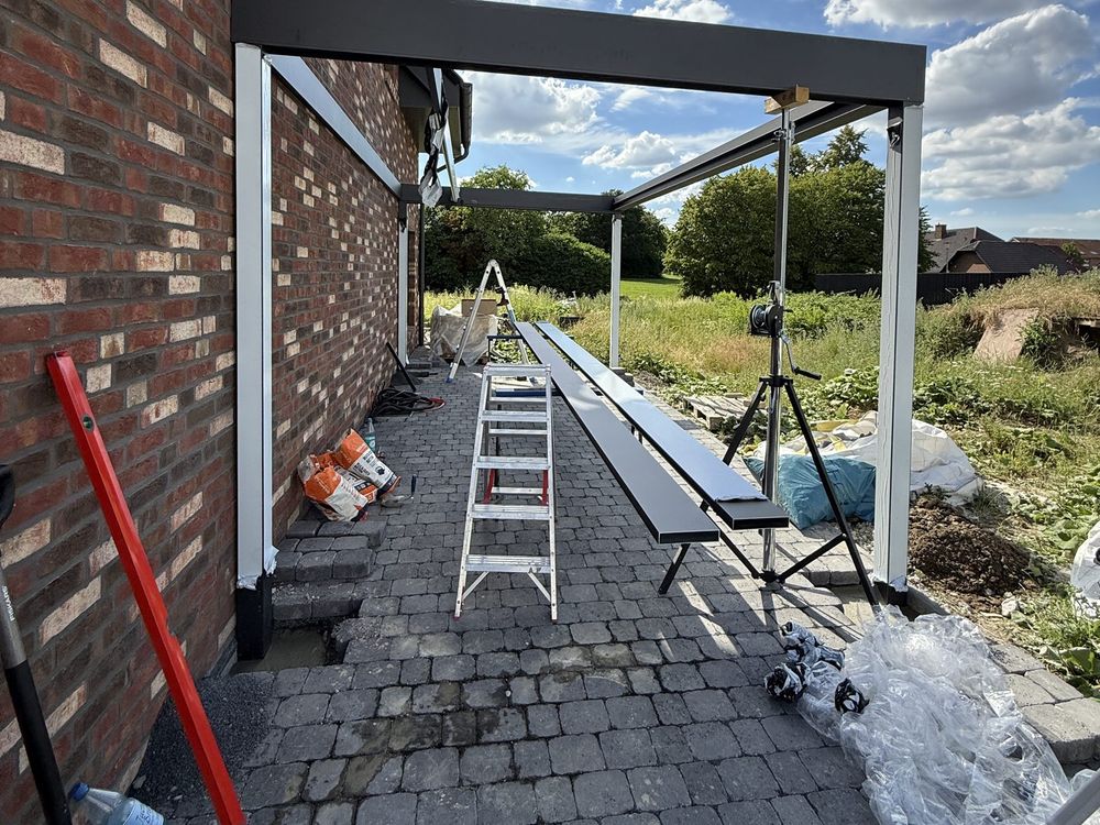 Carport-Rahmen mit Montagestützen vor dem Eindecken
