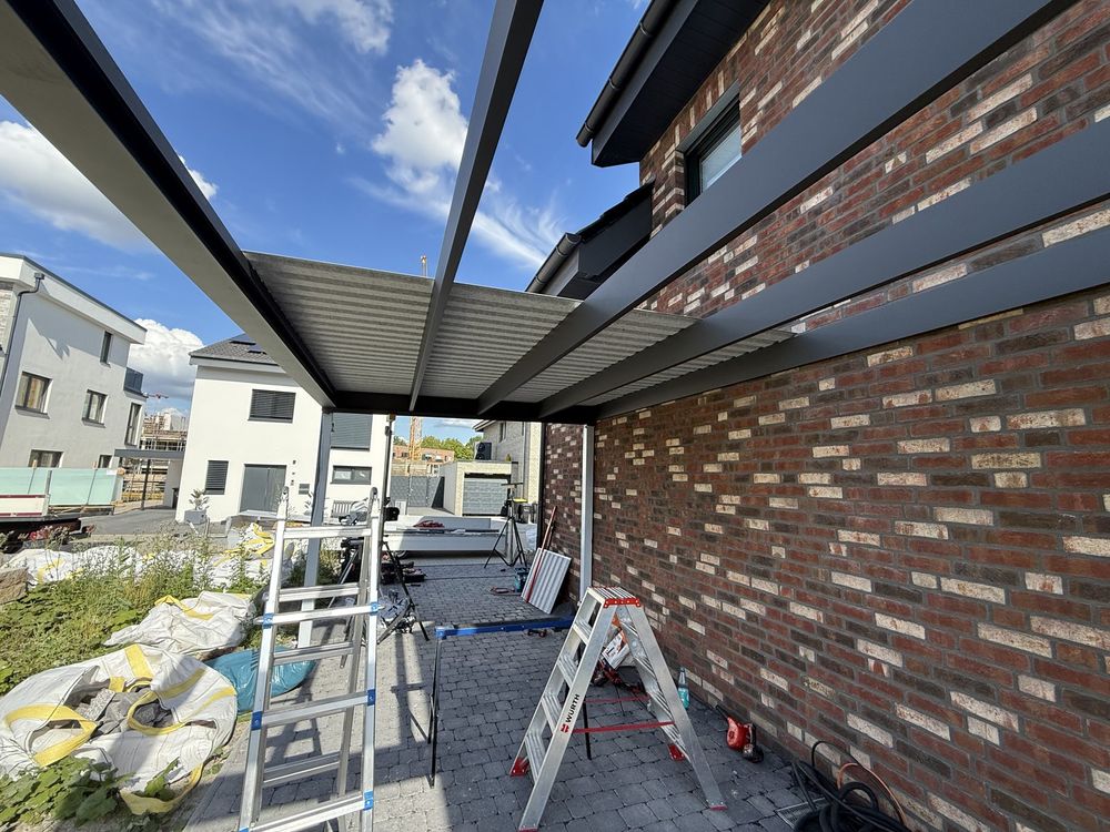 Sparren eines Aluminium-Carports werden verlegt